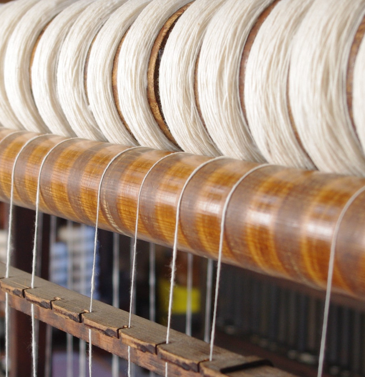 ガラ紡は、独自の風合いや品質をもった糸を作り出すことができるため、手紡ぎのような温かみや繊細さも魅力的です。ガラ紡によって作られた糸は、織物にしたときには、しなやかで風合いのある仕上がりとなり、通気性や吸湿性、耐久性を向上させることができます。わたから わたからつむぐ マインド松井 日本の綿 わた 和綿 綿 和綿とは コットン コットンとは コットン１００％ オーガニックコットン 日用品 商品 無農薬 わめん 育て方 種類 糸紡ぎ 特徴  販売 豊か 暮らし 豊かな暮らし 生活 ガラ紡 コットン 生地 おすすめ 国産和綿 国産の綿 国産 生産地 自社畑 地場産業 岐阜 熊本 繊維 テキスタイル 織物 織り方 生地 布 ﾒｲﾄﾞｲﾝｼﾞｬﾊﾟﾝ 古い機械 国内製造 製造 JAPAN がら紡の仕組み 仕組み 撚り 撚りのかけ方 撚りの仕方 ションヘル織機 布帛 平織り 綾織り しゅす織り ワッフル ワッフル織り ワッフル生地 通気性 吸湿性 保温性 綿 わた コットン オーガニックコットン 綿１００％　コットン１００％　オーガニックコットン１００％