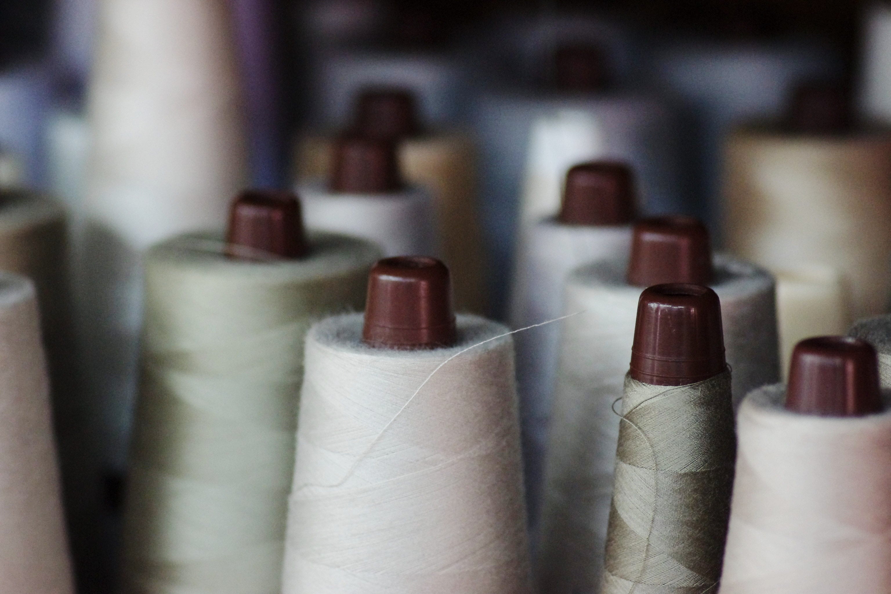 わたからつむぐの製品は、生産地、生産者がわかるものづくりを心がけています。弊社のオリジナル性として、自社畑で和綿を栽培から育て、岐阜県にある自社の縫製工場にて裁断から縫製、検品まですべて一貫して行っていることです。わたから わたからつむぐ マインド松井 日本の綿 和綿 綿 コットン 100% 自給率 オーガニックコットン 無農薬 わめん 日本製  国内 国産 国内栽培 栽培 和綿とは 種類 コットンの種類 綿の種類 岐阜 熊本 技術者 継承 ものづくり 手作業 手作り 安心 安全 安心安全な 自然 ナチュラル 天然繊維 ガラ紡 特徴 自社工場 縫製工場 検針機 アパレル 小物 製作 アパレル アパレル縫製 ソーイングスタッフ 国内製造 販売 OEM サンプル 小ロット 手作業 草木染め オリジナル オリジナル商品 コットン製品 コットン商品 綿製品 オーガニックコットン商品 メリット 綿 わた コットン オーガニックコットン 綿１００％　コットン１００％　オーガニックコットン１００％
