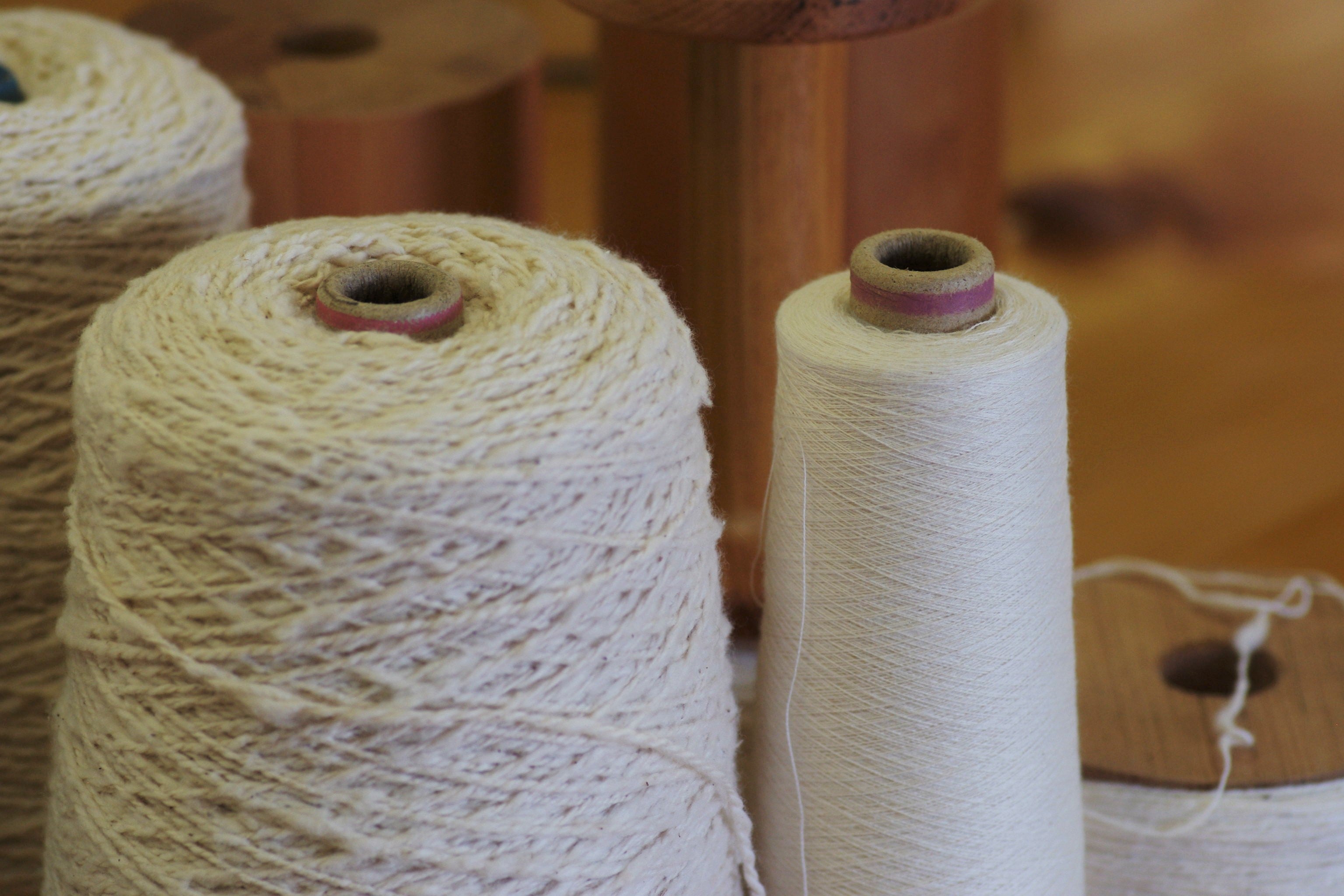 綿の生産において国内製造のガラ紡機やションヘル機織は繊維産業において欠かせない非常に希少な存在です。わたから わたからつむぐ マインド松井 日本の綿 わた 和綿 綿 和綿とは コットン コットンとは コットン１００％ オーガニックコットン 日用品 商品 無農薬 わめん 育て方 種類 糸紡ぎ 特徴  販売 豊か 暮らし 豊かな暮らし 生活 ガラ紡 コットン 生地 おすすめ 国産和綿 国産の綿 国産 生産地 自社畑 地場産業 岐阜 熊本 繊維 テキスタイル 織物 織り方 生地 布 ﾒｲﾄﾞｲﾝｼﾞｬﾊﾟﾝ 古い機械 国内製造 製造 JAPAN がら紡の仕組み 仕組み 撚り 撚りのかけ方 撚りの仕方 ションヘル織機 布帛 平織り 綾織り しゅす織り ワッフル ワッフル織り ワッフル生地 通気性 吸湿性 保温性 綿 わた コットン オーガニックコットン 綿１００％　コットン１００％　オーガニックコットン１００％