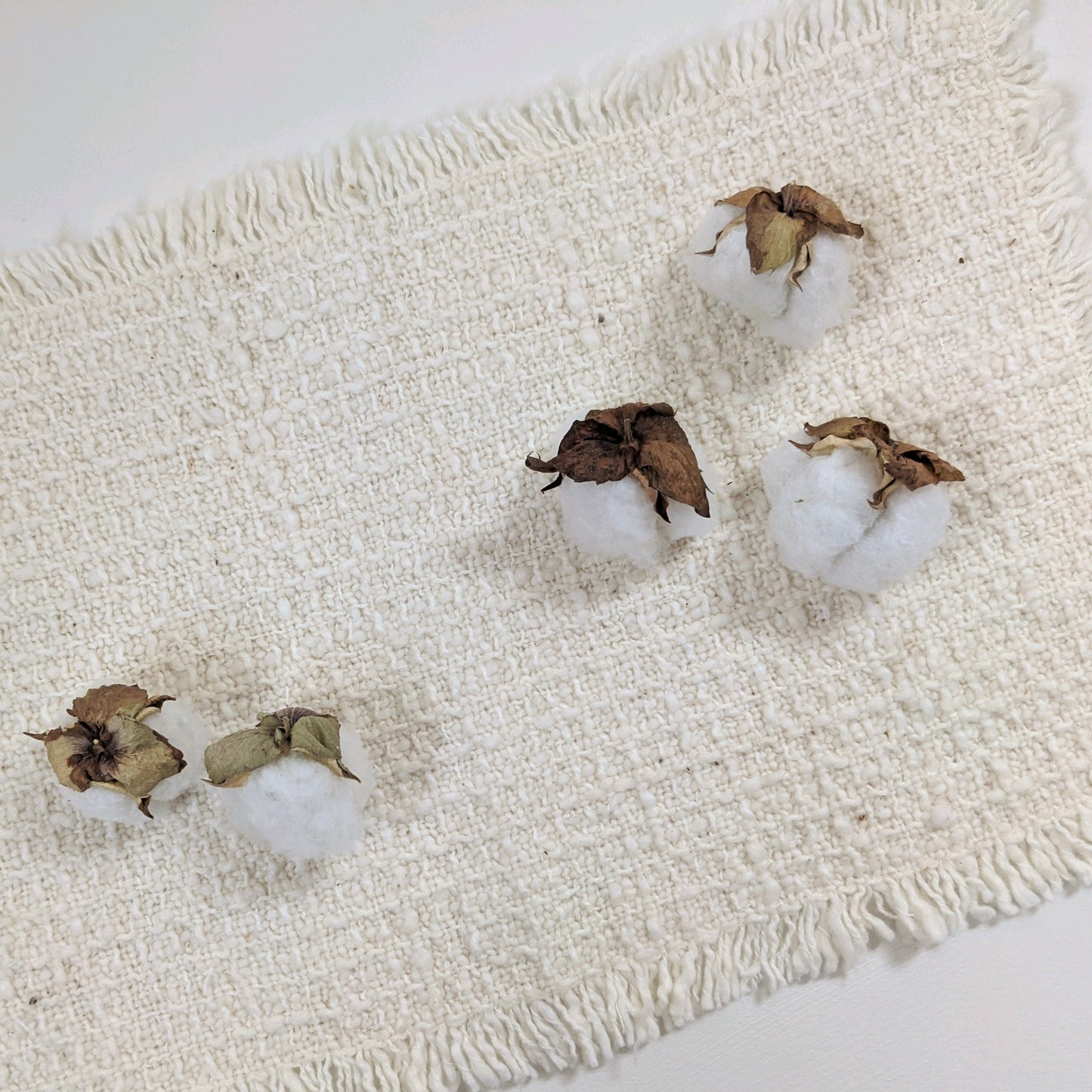 「わたからつむぐ」は、和綿(日本製オーガニックコットン100%)の生活雑貨・インテリア雑貨・コットンボール専門のオンラインショップです。オーガニックコットン(和綿)ふわふわとした触り心地、綿の優しい香り、それが和綿(日本製オーガニックコットン)の特徴であり人気の秘訣です。無農薬にこだわり、熊本県で豊かな自然の力だけ栽培している和綿なので、敏感肌やアトピーなど化学繊維が苦手な方々に安心安全です。和綿・オーガニックコットン100のシャツ・ストール・手ぬぐい・ハンカチ・肌着・靴下・タオル・ブランケット・ソックス・コットンボール・綿の種・腹巻き・寝具・レッグウォーマー・レディース用パジャマ・レギンス・ラグ・マット・枕カバー・ルームシューズ等の生活雑貨、布ナプキン・おりものシート等の生理用品、赤ちゃん用のおむつ・おくるみ・スタイ・ロンパース等のベビー用品等のネット通販サイト。オーガニックコットン100の生活雑貨は、贈り物やギフトにもおすすめです。