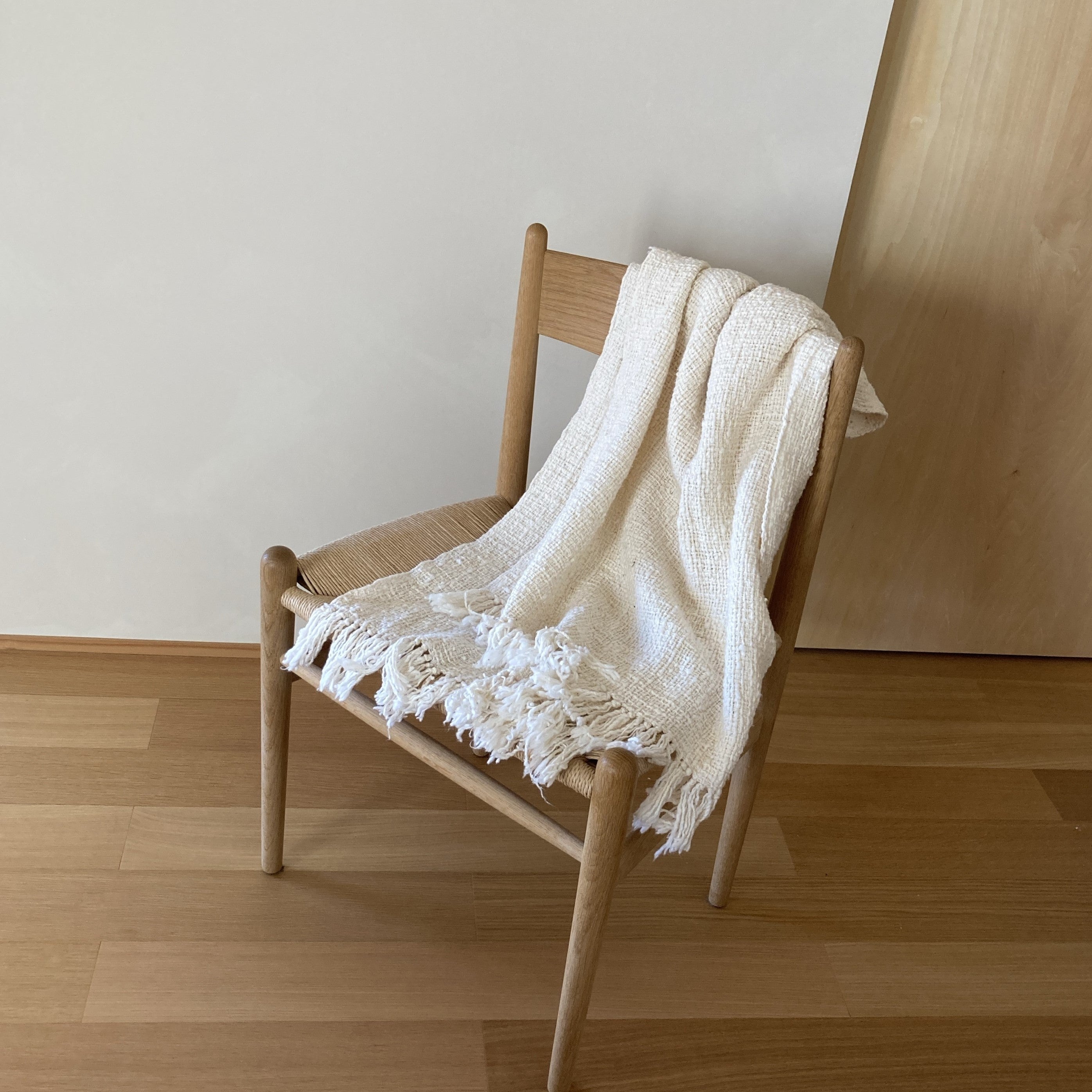 「わたからつむぐ」は、和綿(日本製オーガニックコットン100%)の生活雑貨・インテリア雑貨・コットンボール専門のオンラインショップです。オーガニックコットン(和綿)ふわふわとした触り心地、綿の優しい香り、それが和綿(日本製オーガニックコットン)の特徴であり人気の秘訣です。無農薬にこだわり、熊本県で豊かな自然の力だけ栽培している和綿なので、敏感肌やアトピーなど化学繊維が苦手な方々に安心安全です。和綿・オーガニックコットン100のシャツ・ストール・手ぬぐい・ハンカチ・肌着・靴下・タオル・ブランケット・ソックス・コットンボール・綿の種・腹巻き・寝具・レッグウォーマー・レディース用パジャマ・レギンス・ラグ・マット・枕カバー・ルームシューズ等の生活雑貨、布ナプキン・おりものシート等の生理用品、赤ちゃん用のおむつ・おくるみ・スタイ・ロンパース等のベビー用品等のネット通販サイト。オーガニックコットン100の生活雑貨は、贈り物やギフトにもおすすめです。
