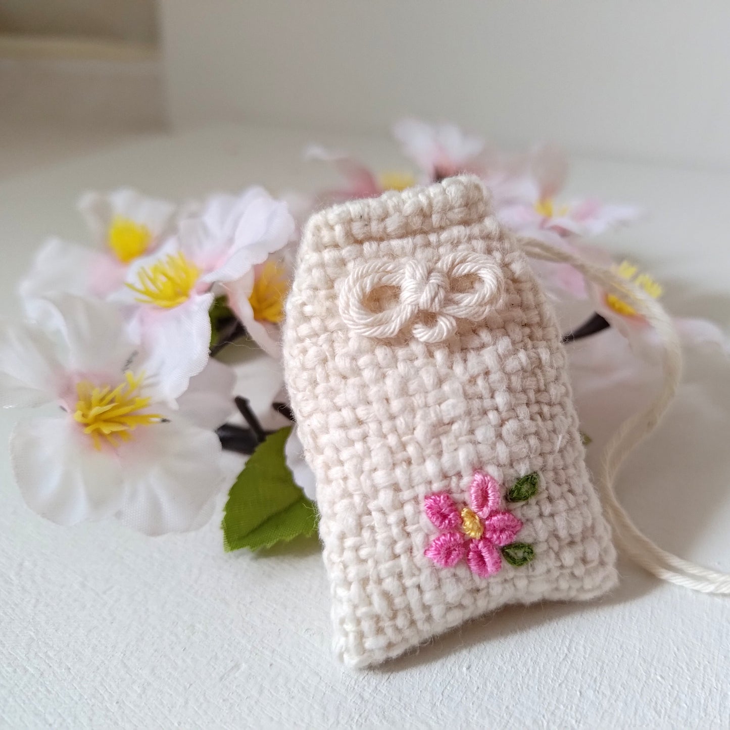 大切な人の幸せ祈る【さくら咲く】和綿のお守り袋 オーガニックコットン入り　