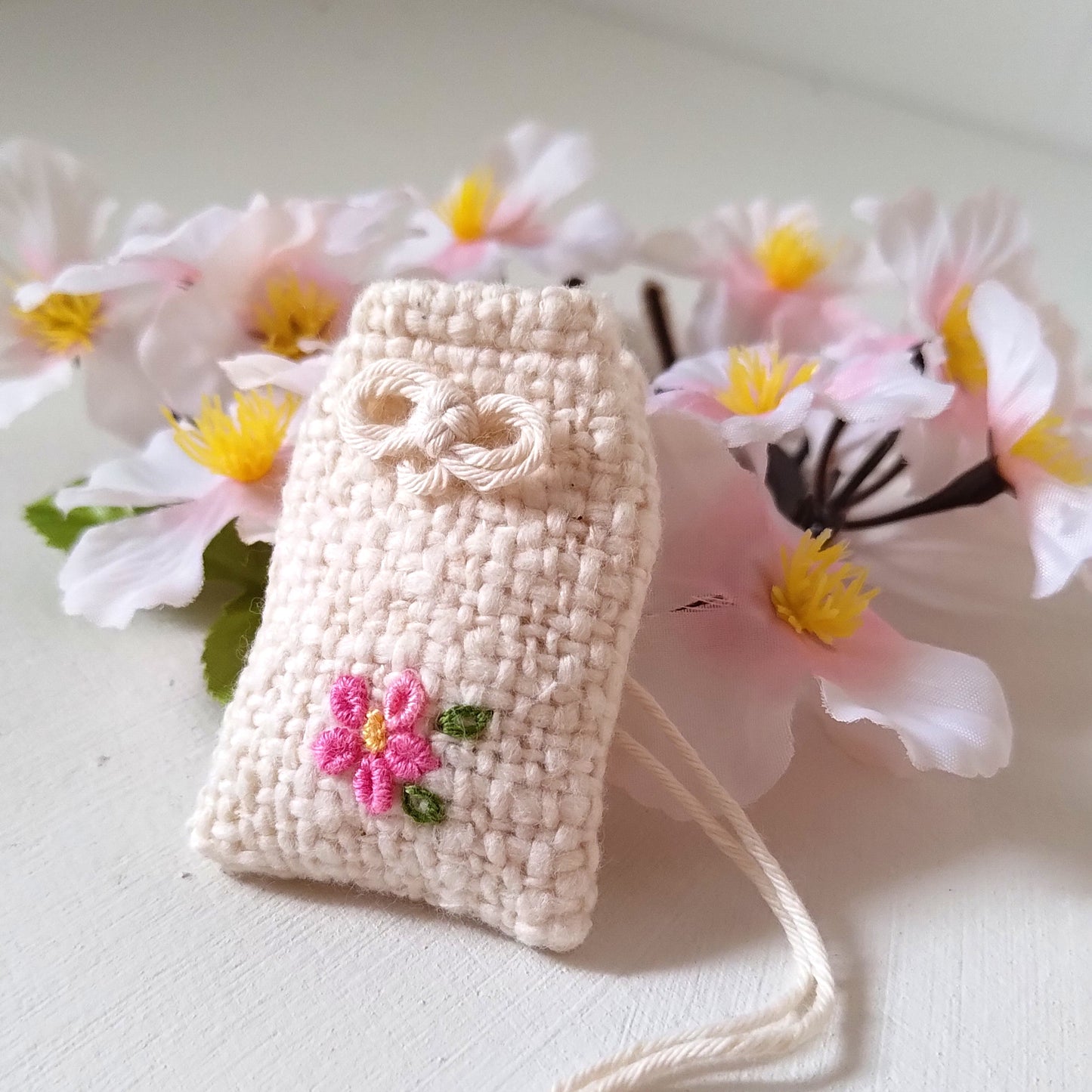 大切な人の幸せ祈る【さくら咲く】和綿のお守り袋 オーガニックコットン入り　