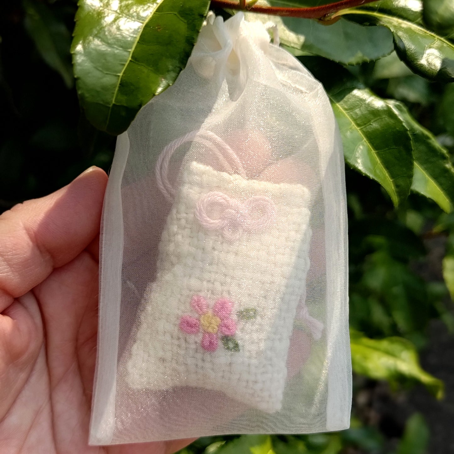 大切な人の幸せ祈る【さくら咲く】和綿のお守り袋 オーガニックコットン入り　