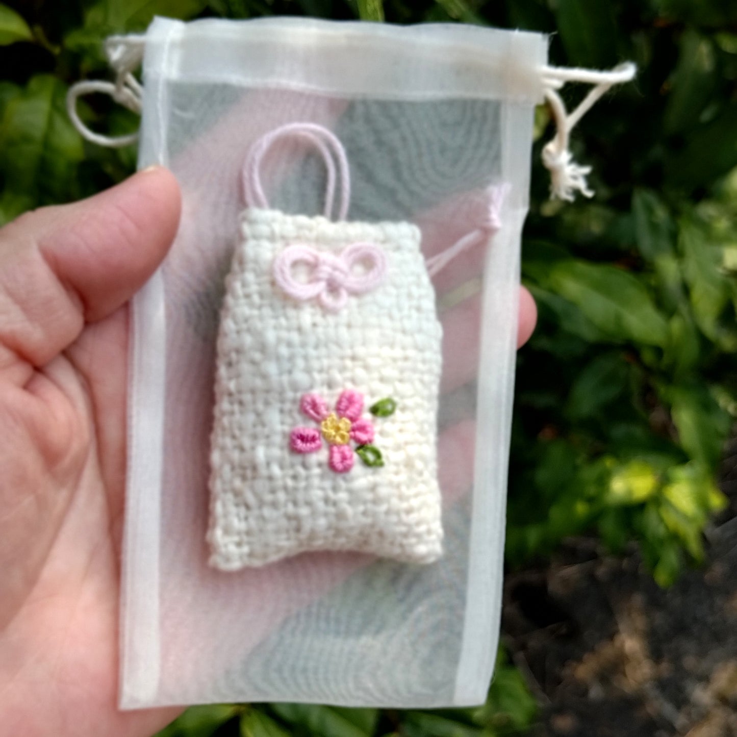 大切な人の幸せ祈る【さくら咲く】和綿のお守り袋 オーガニックコットン入り　