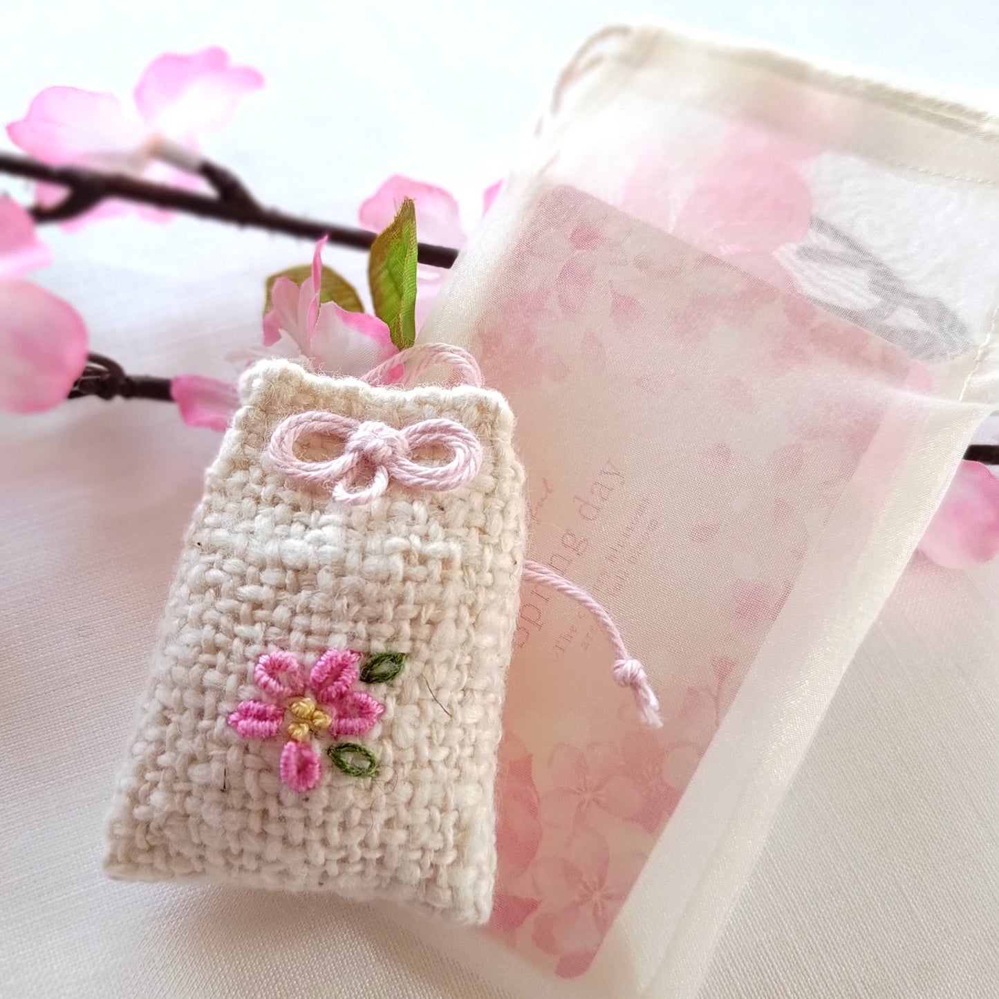 大切な人の幸せ祈る【さくら咲く】和綿のお守り袋 オーガニックコットン入り　