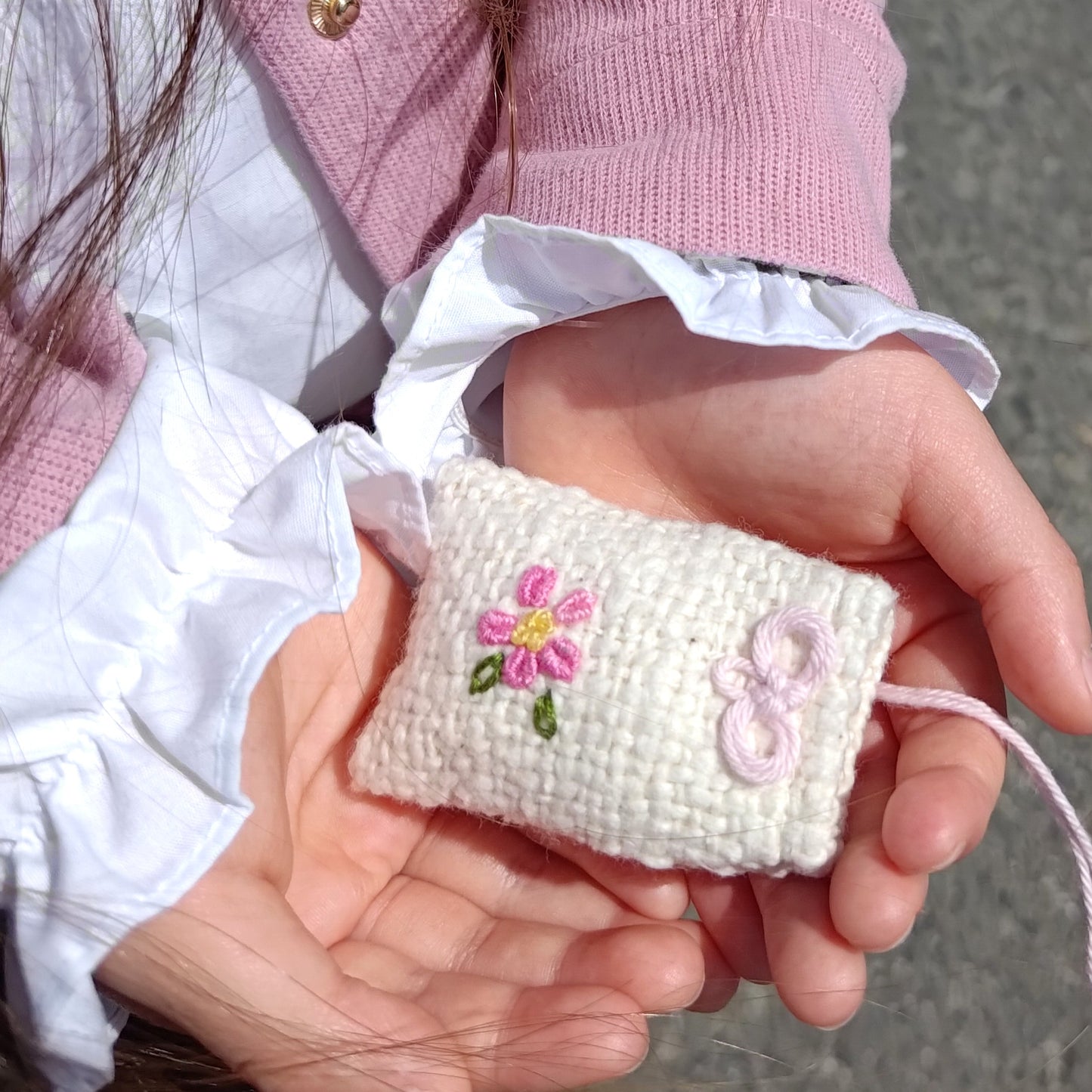 大切な人の幸せ祈る【さくら咲く】和綿のお守り袋 オーガニックコットン入り　