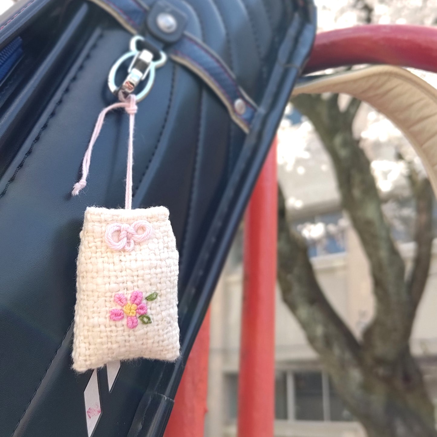 大切な人の幸せ祈る【さくら咲く】和綿のお守り袋 オーガニックコットン入り　