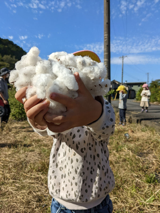 「わたからつむぐ」は、和綿（日本製オーガニックコットン100％）の生活雑貨・ベビー用品・生理用品・インテリア雑貨専門のネット通販サイトです。オーガニックコットン(和綿)のふわふわとした触り心地、綿の優しい香り、それが和綿(日本製オーガニックコットン)の特徴であり人気の秘訣です。熊本県で農家を直営し、無農薬で栽培している和綿なので、敏感肌やアトピーなどでもお肌にやさしい生活雑貨です。和綿・オーガニックコットン100のストール・スタイ・布ナプキン・ハンカチ・肌着・靴下・ブランケット・コットンボール・腹巻き・寝具・レッグウォーマー・コットンボール・クレンジング・ラグマット・ミトン・アイマスク・ボディータオル・スポンジのオンラインショップ